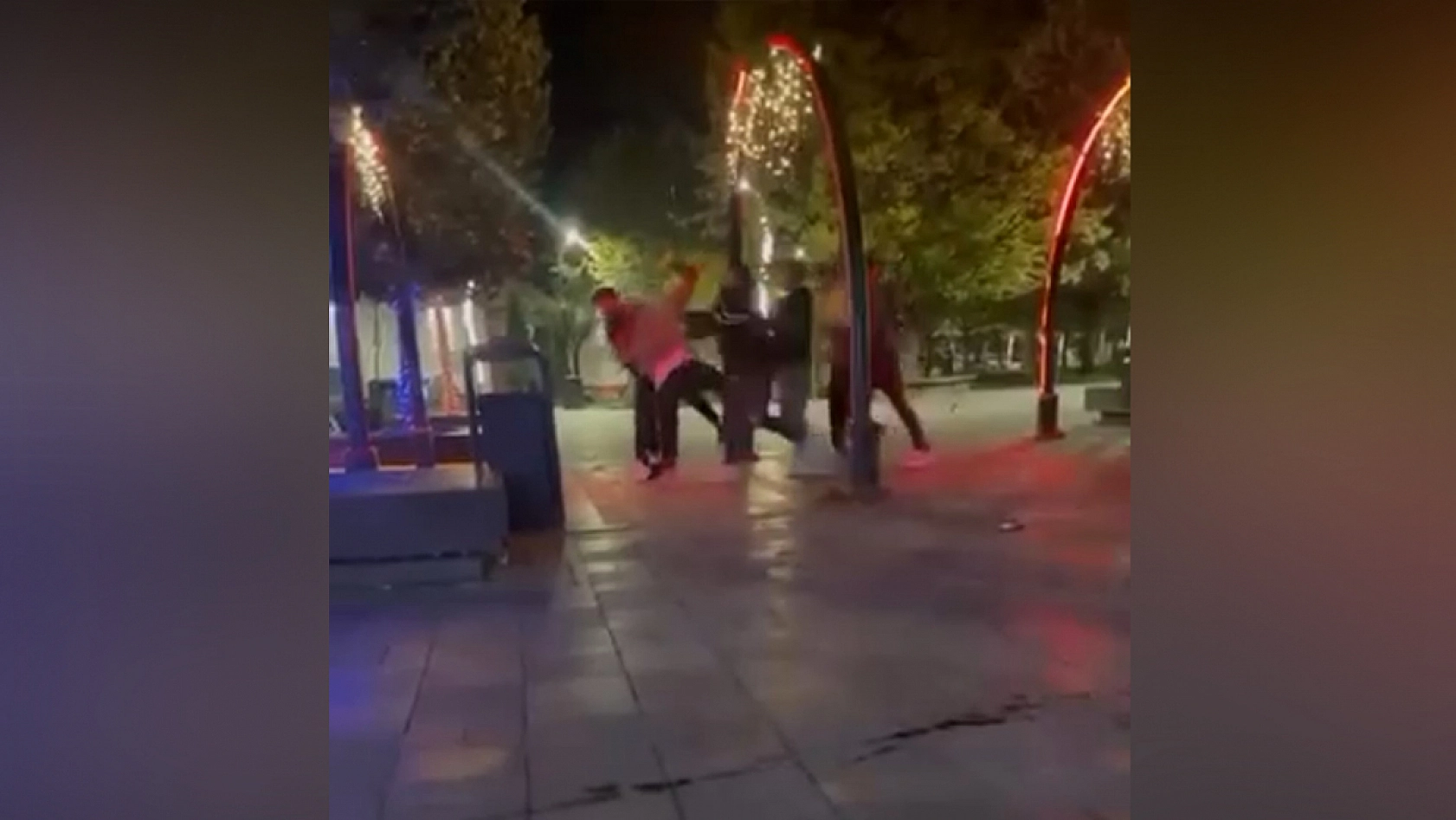 Sokak ortasında tekmeli yumruklu kavga!