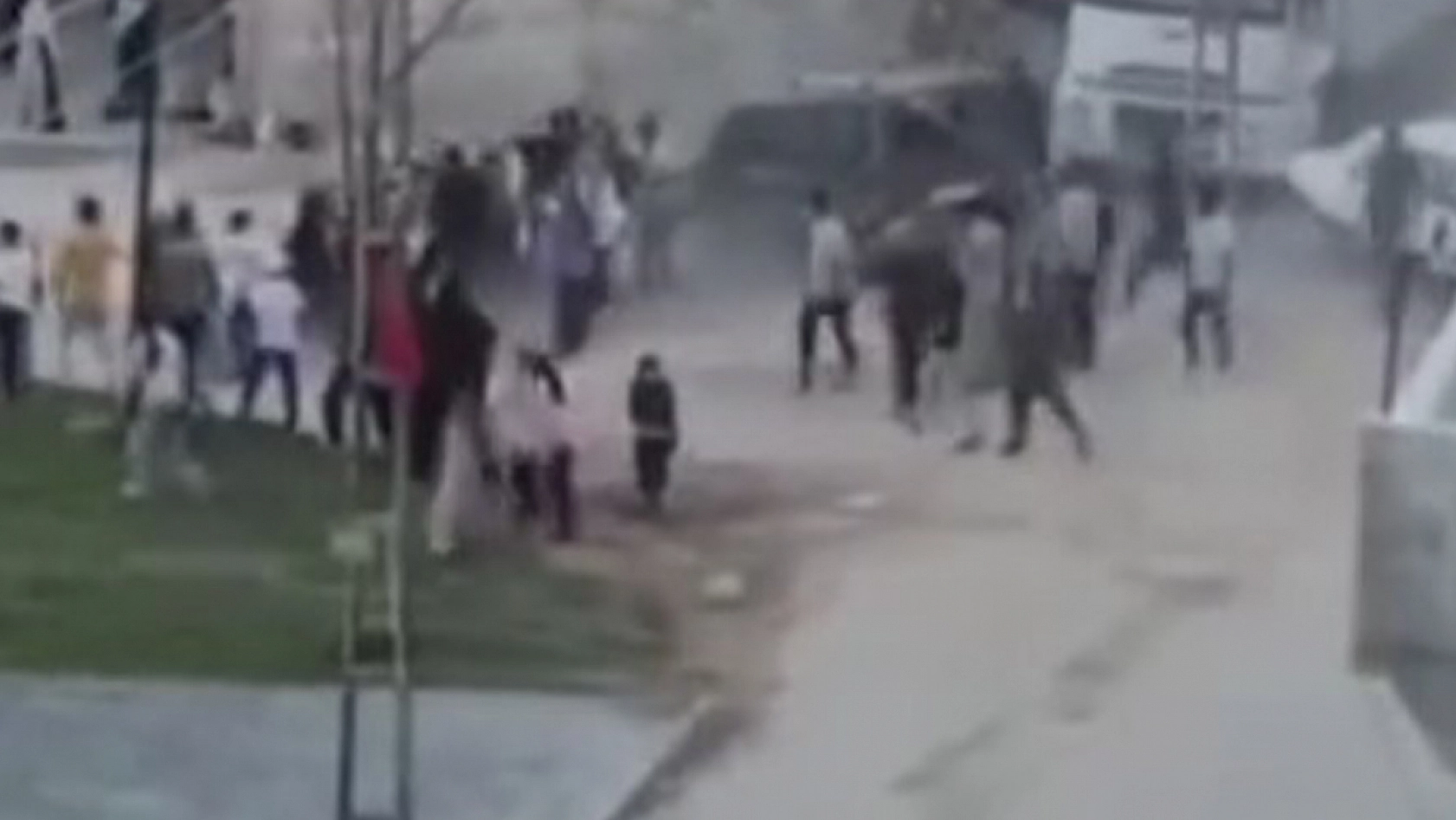 Dehşete düşüren görüntüler: Araçla kalabalığın arasına daldı