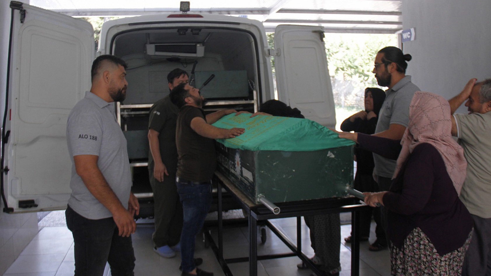 Babasının kullandığı minibüsün altında kalan bebek yaşamını yitirdi