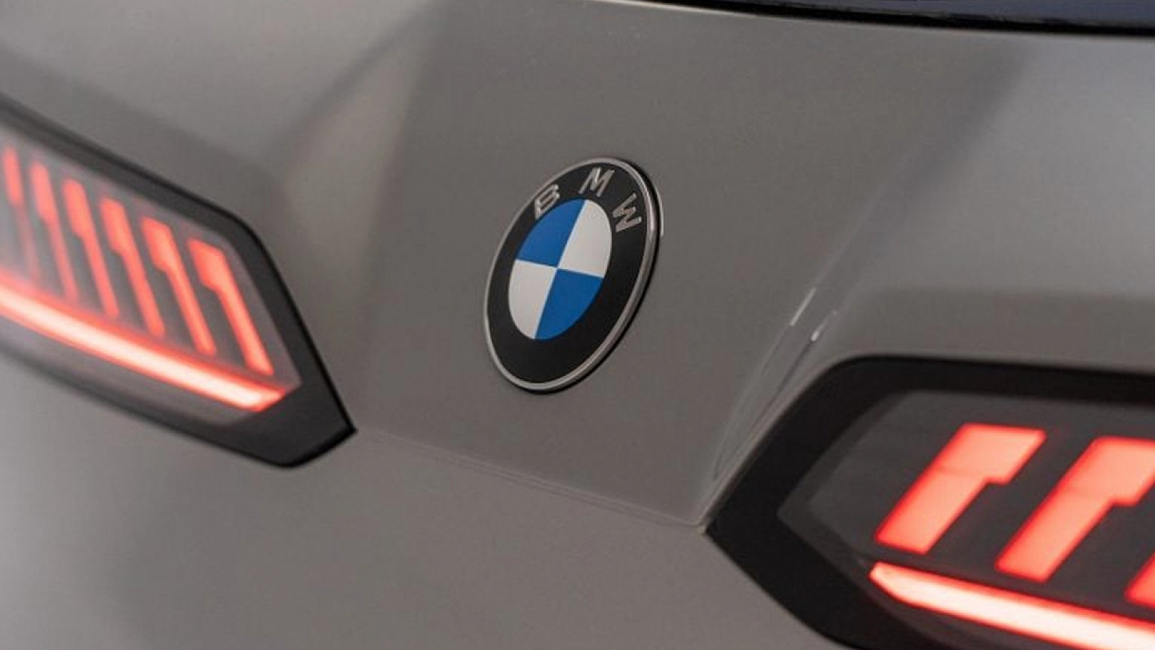 BMW logosunda modern bir dokunuş ekledi
