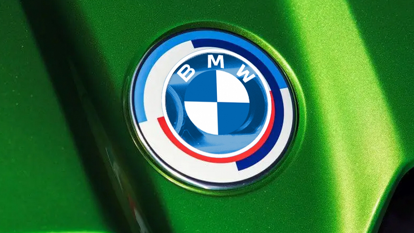 BMW logosunda modern bir dokunuş ekledi