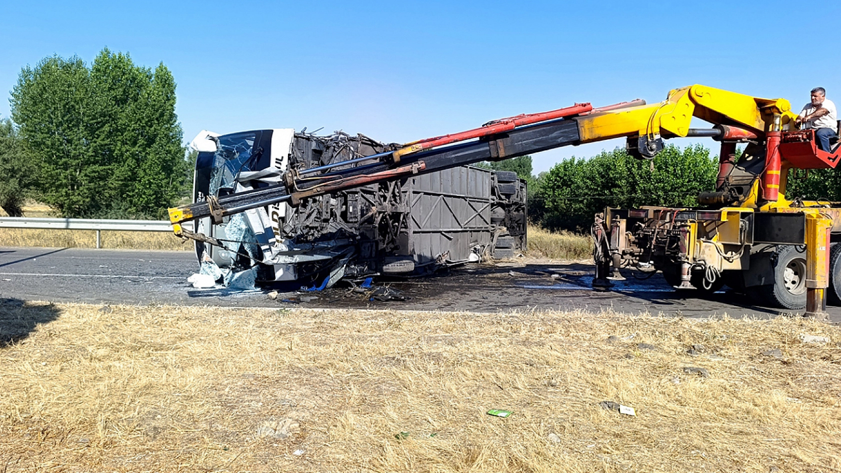 Yolcu otobüsü devrildi: 22 yaralı