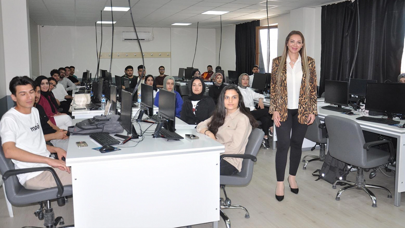 Diş hekimi Pınar Ardıçoğlu üniversite öğrencileriyle buluştu