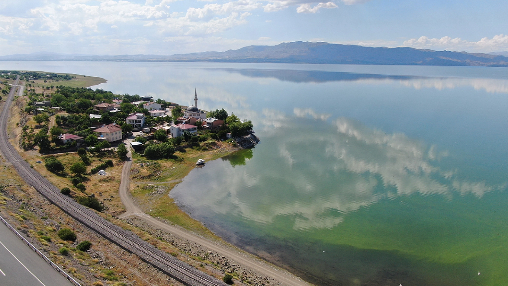 Elazığ'da suların yükselmesiyle yarımadaya dönüşen köy, eşsiz manzaraya büründü