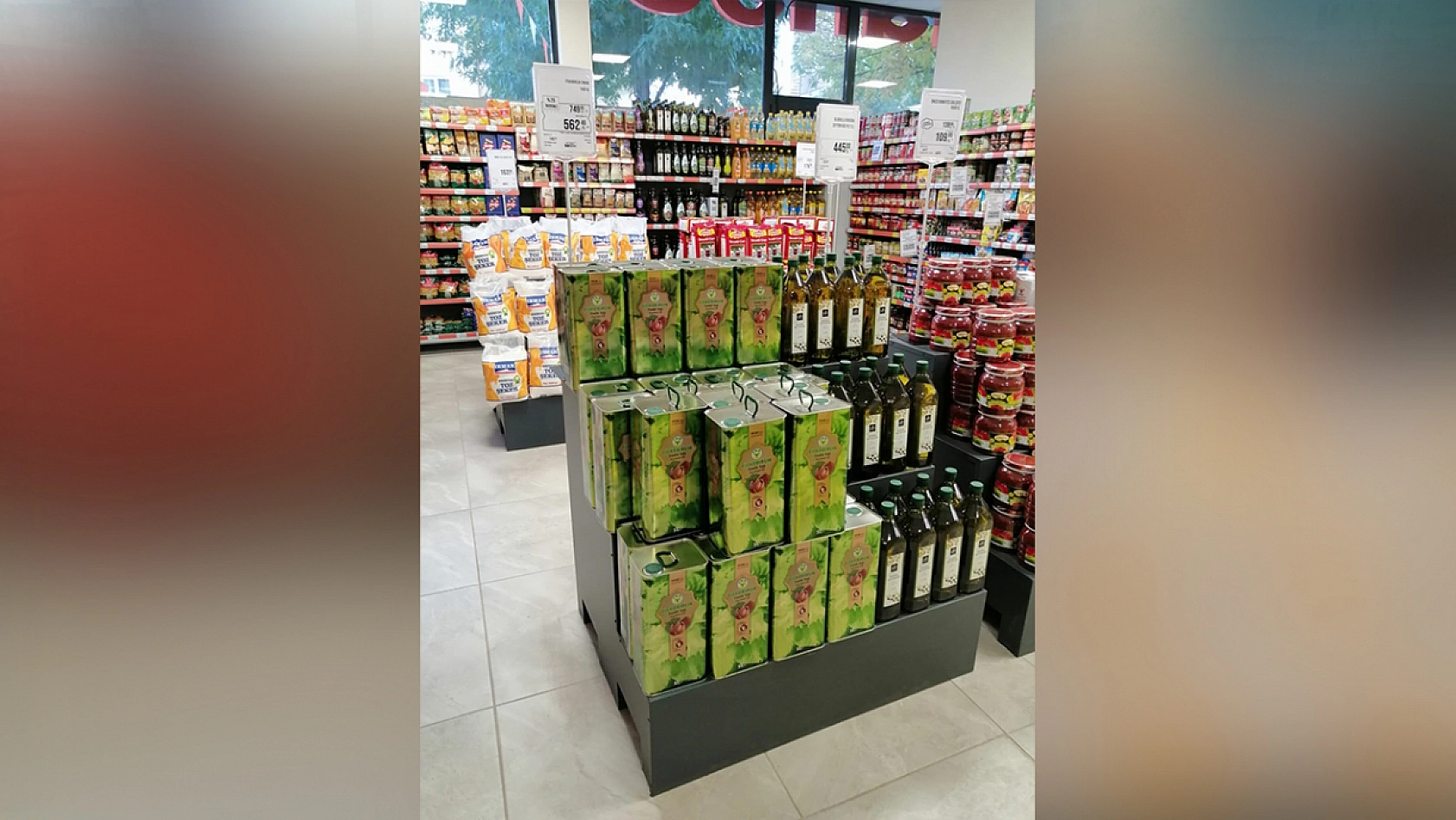 Elazığ'ın marketinde züccaciye günü: Erken giden alır