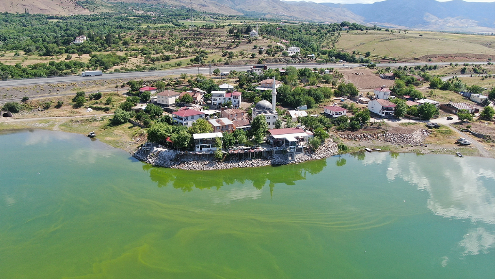 Elazığ'da suların yükselmesiyle yarımadaya dönüşen köy, eşsiz manzaraya büründü