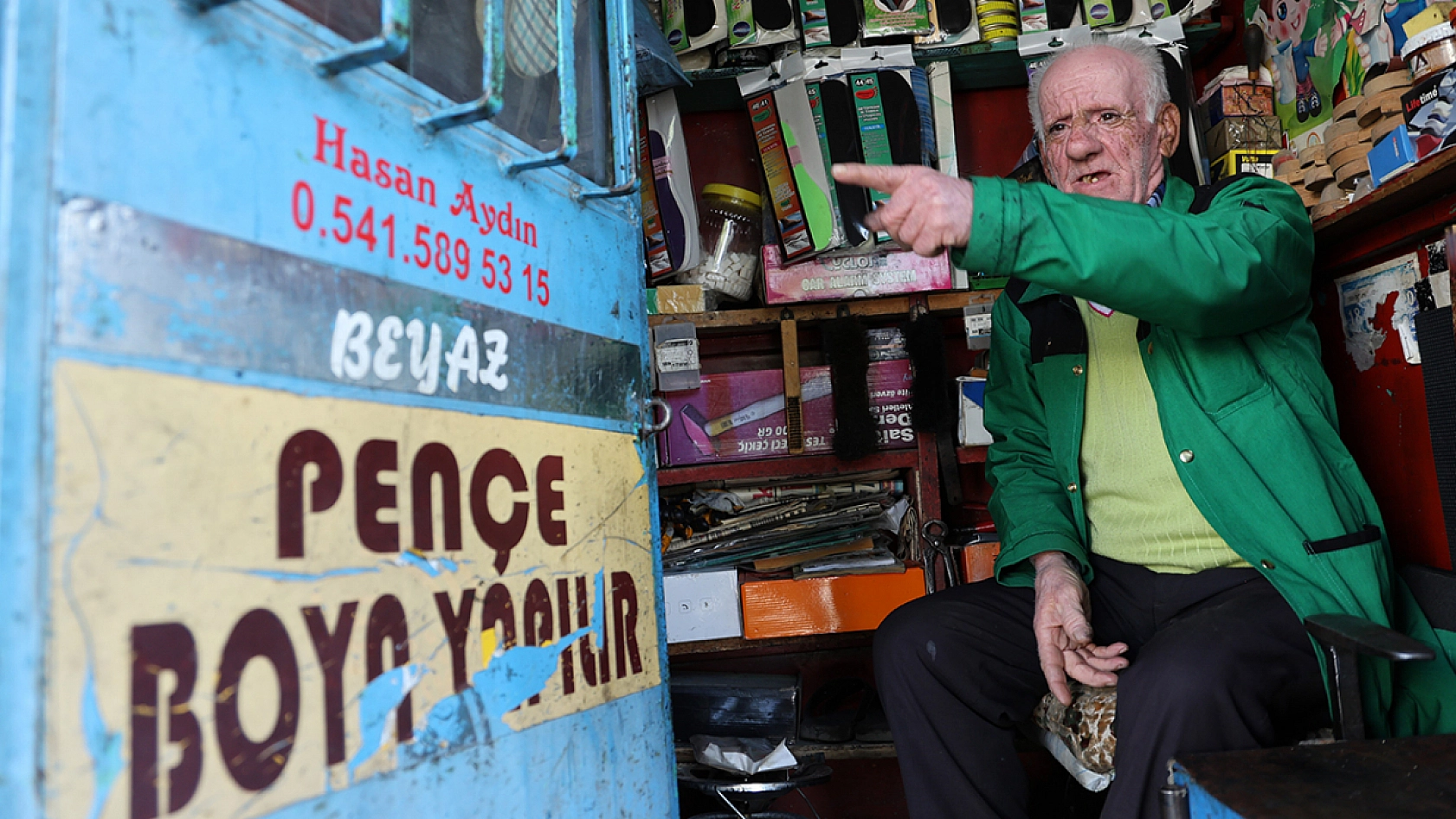 Elazığ'da 2 metrekarede 45 yıllık ayakkabı boyacılığı
