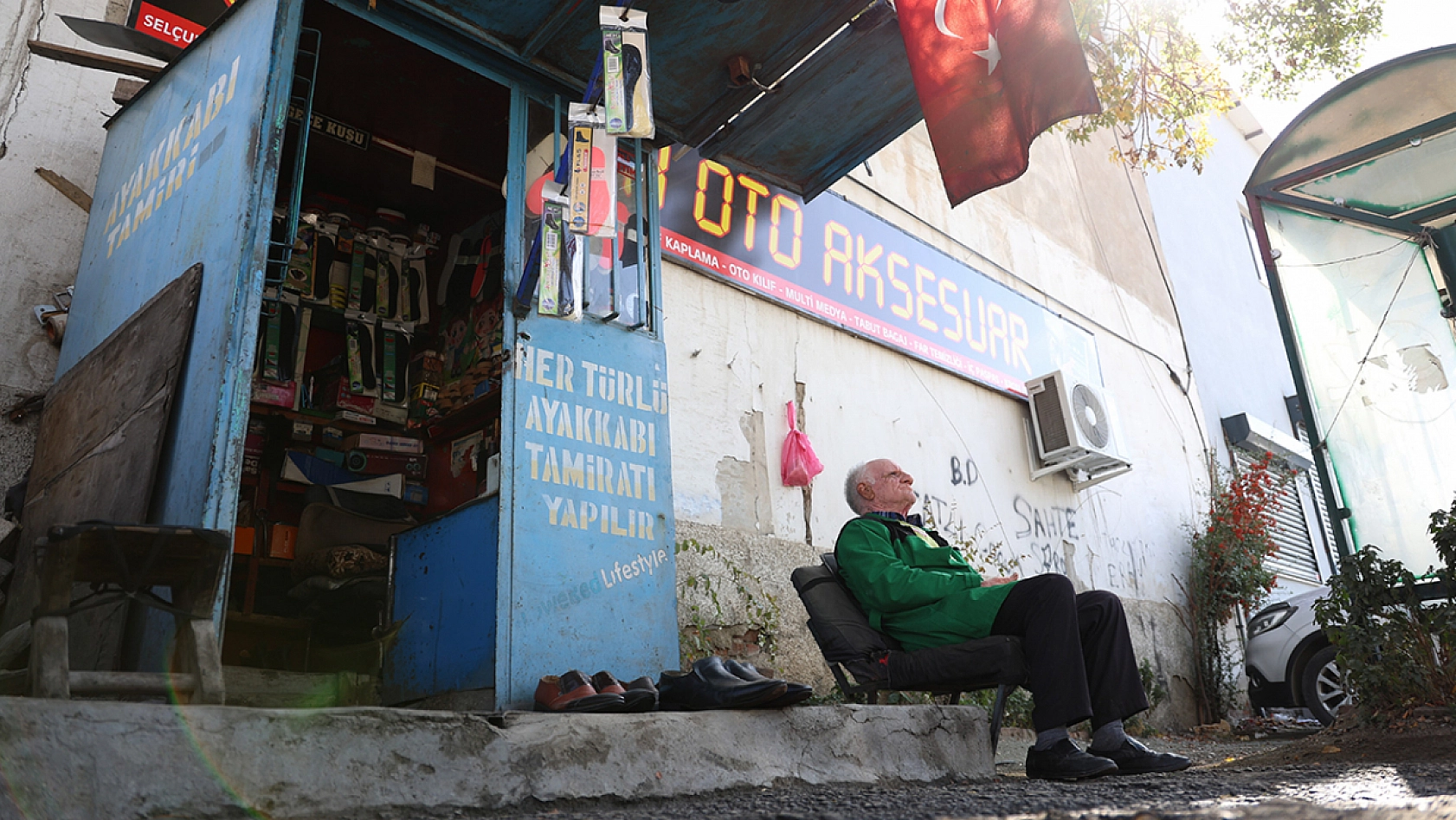 Elazığ'da 2 metrekarede 45 yıllık ayakkabı boyacılığı