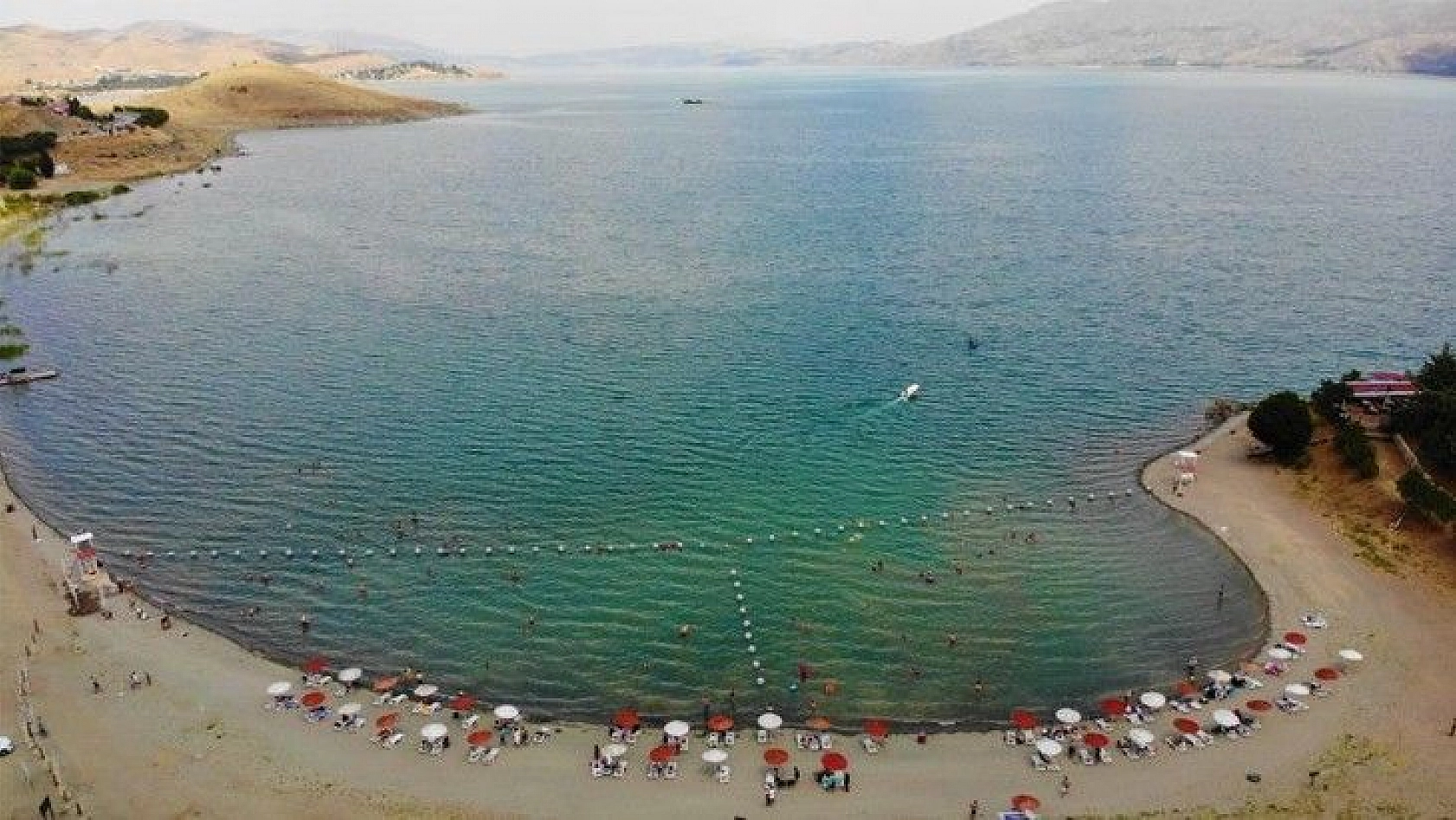 Ege ve Akdeniz sahillerini aratmayan Hazar Gölü, bayram tatilini fırsat bilenlerin akınına uğradı