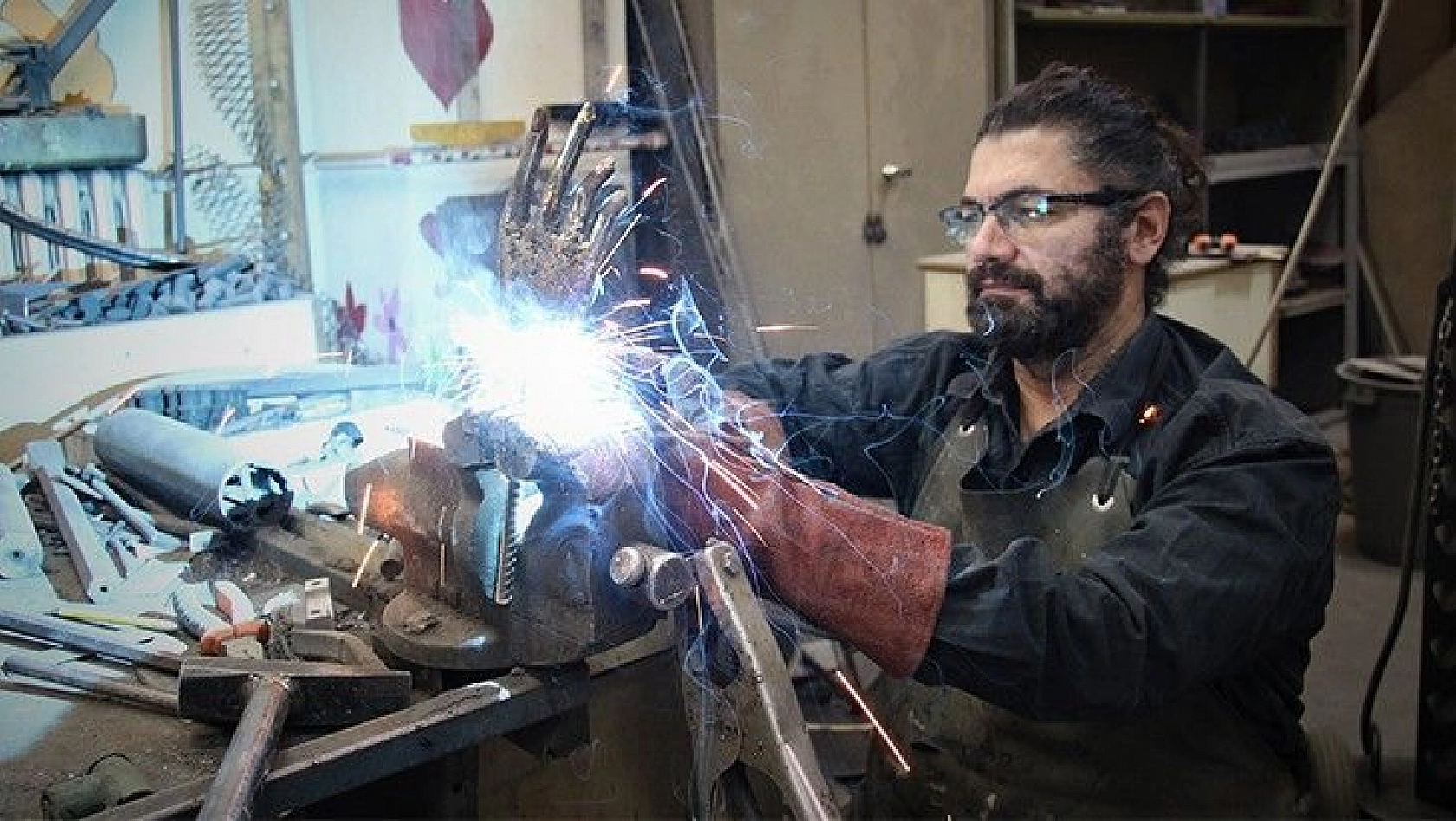 Her atık çöp değil, metali sanata çeviren 'Demir Adam'