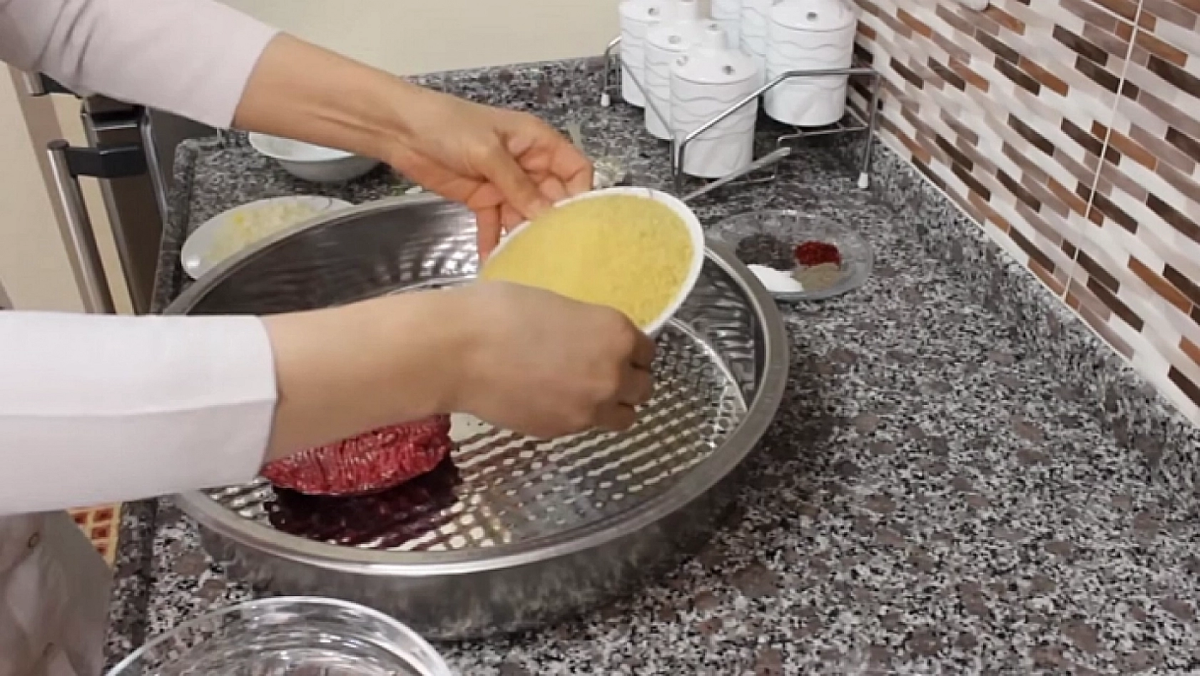 'İftarda ne yesek?' diyenlere özel Harput Köftesi tarifi