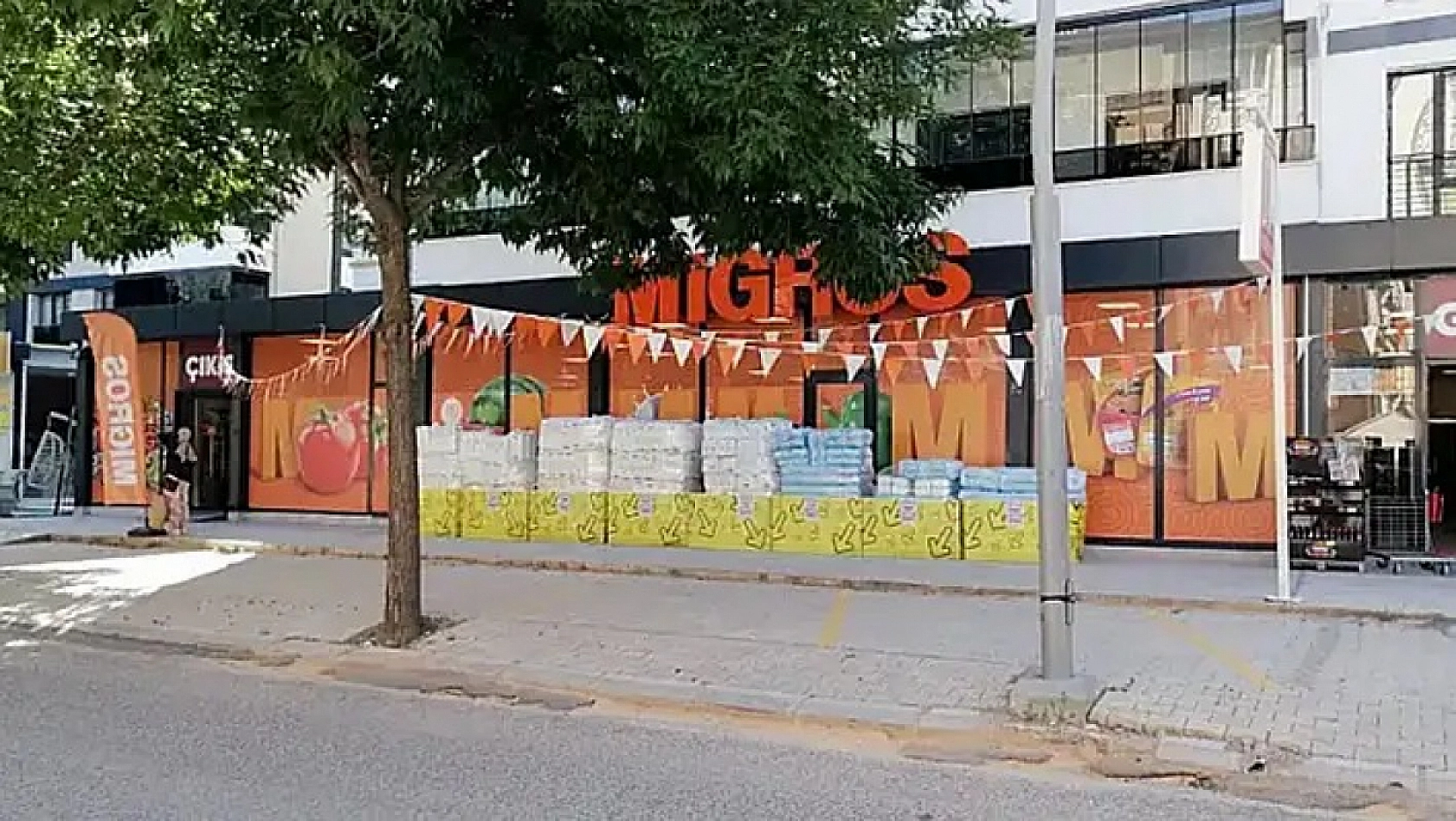 Elazığ'ın İndirimiyle Ünlü Marketi Yine Yapacağını Yaptı: Ya Yetişirsiz Ya Yetişemezsiz