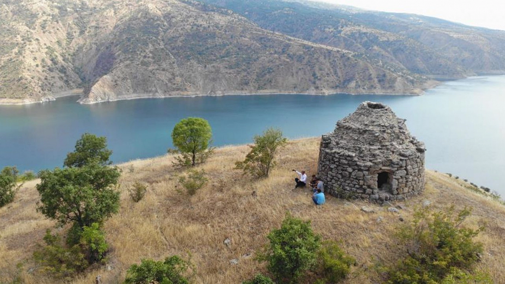 800 yıllık kümbet zamana direniyor