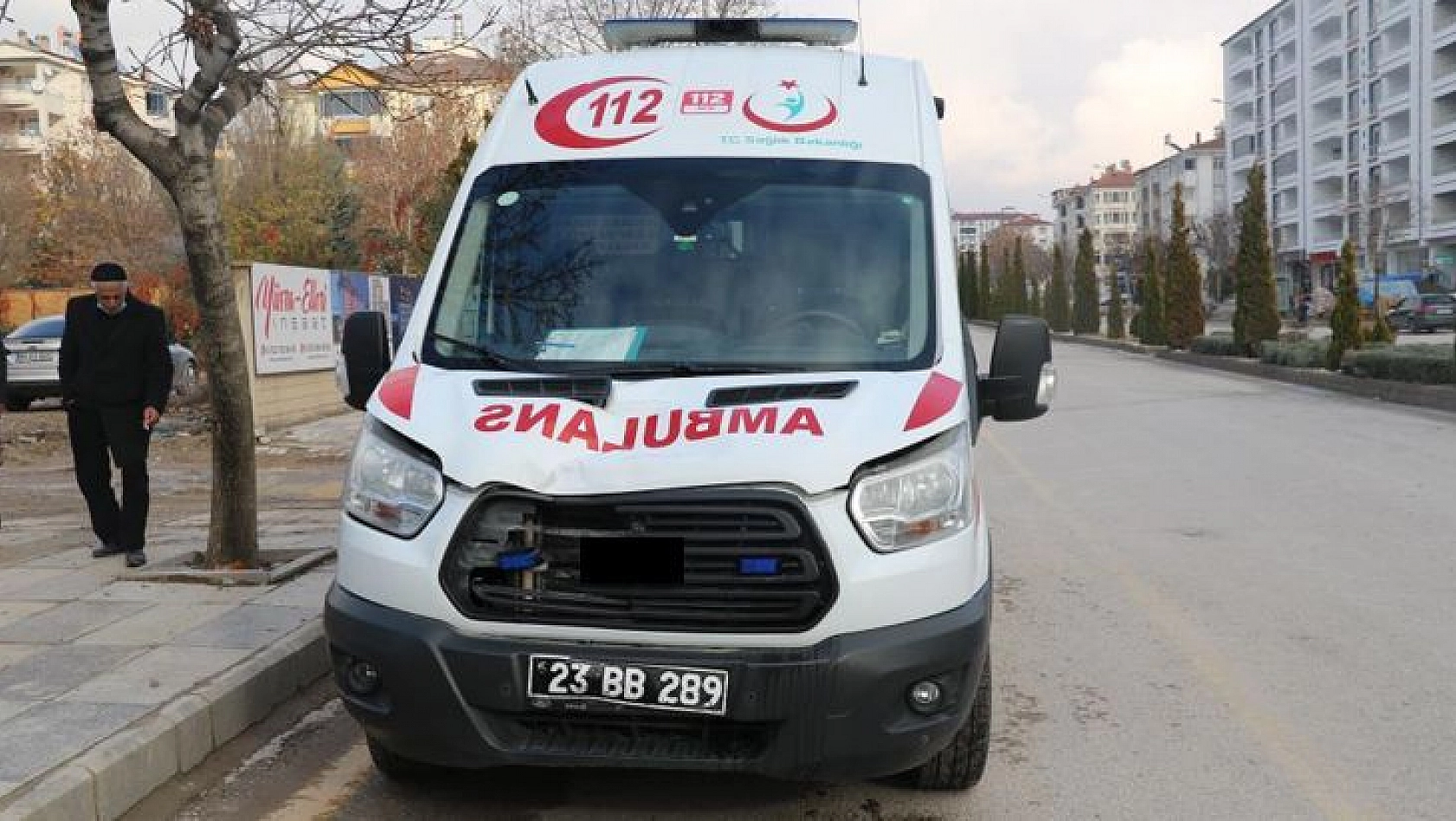 Ambulans yayaya çarptı: 2 yaralı