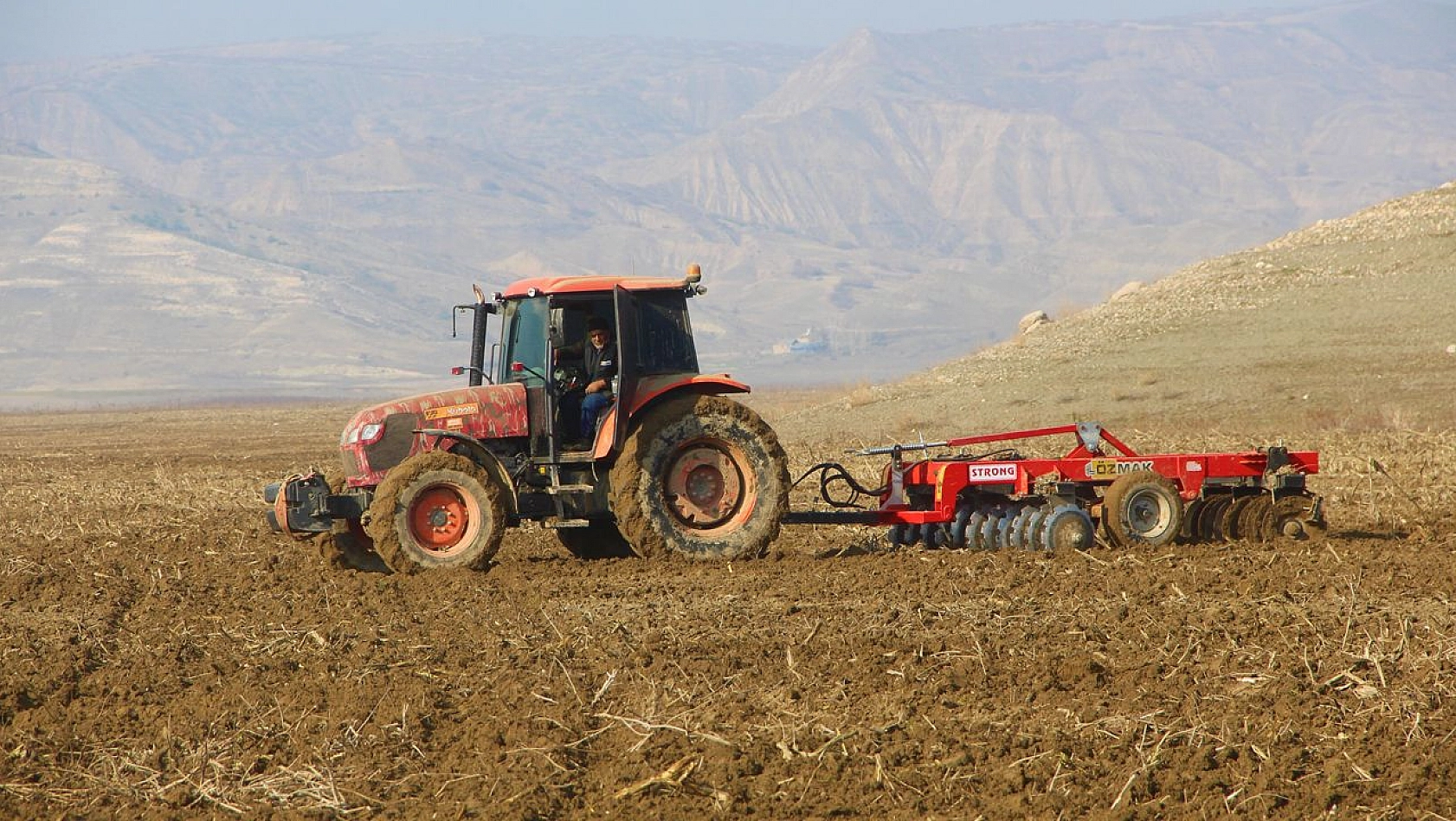 Çiftçiler endişeli: 'Tek umudumuz yağış, yoksa sulama bile fayda etmez'