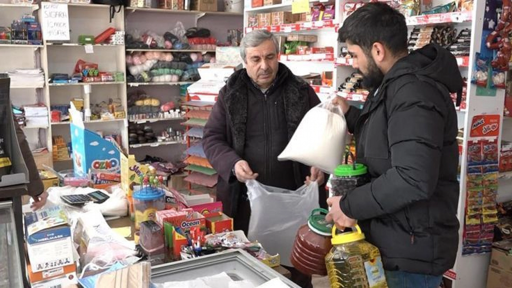 Elazığ'da bakkal sahibi indirim yaptı, astığı yazılarla da dikkat çekti