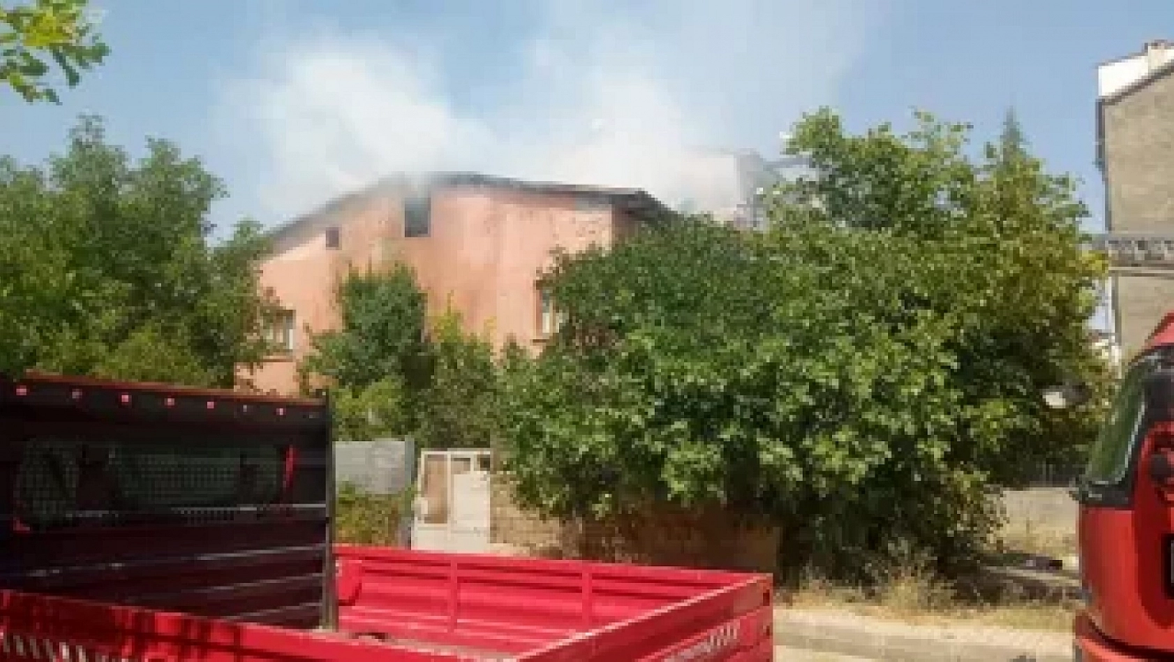 Elazığ'da Çatı Katında Çıkan Yangın Korkuttu