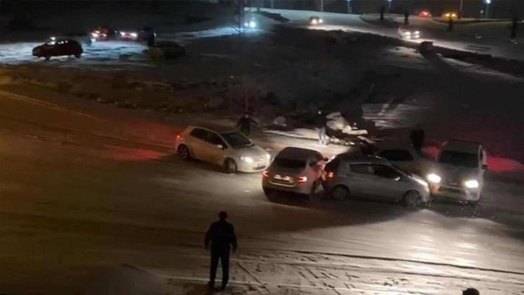 Elazığ'da rampada kayan araçlar birbirine böyle çarptı