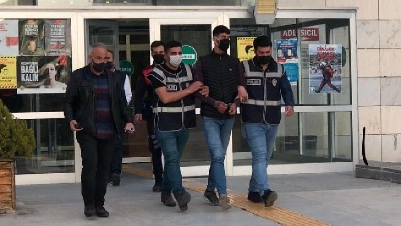 Kız arkadaşını 10 bıçak darbesiyle öldürmüştü, ilk sözleri 'İstemeden yaptım' oldu