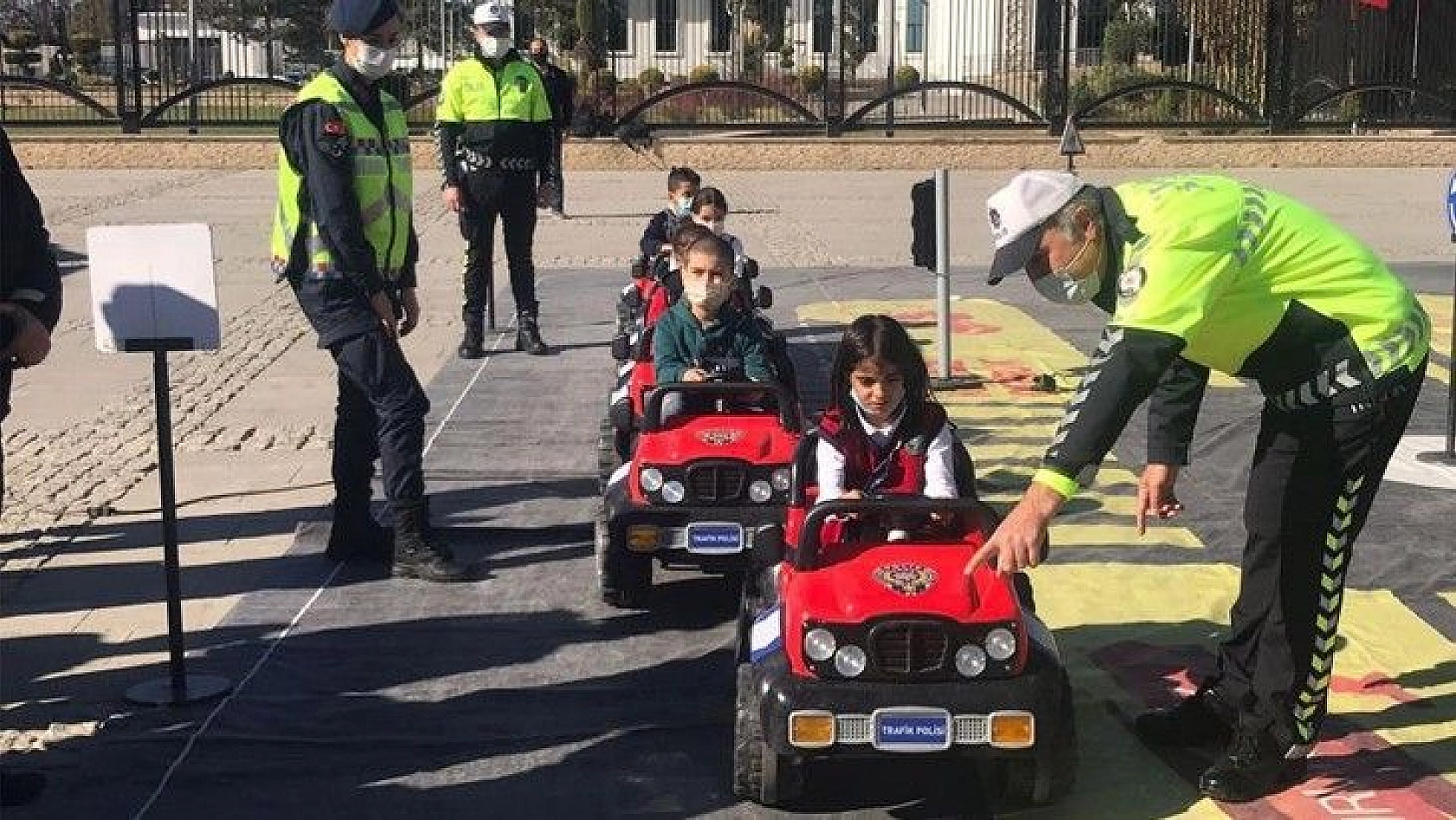 Mobil Trafik Eğitim Tırı Elazığ'da öğrencilerle buluştu