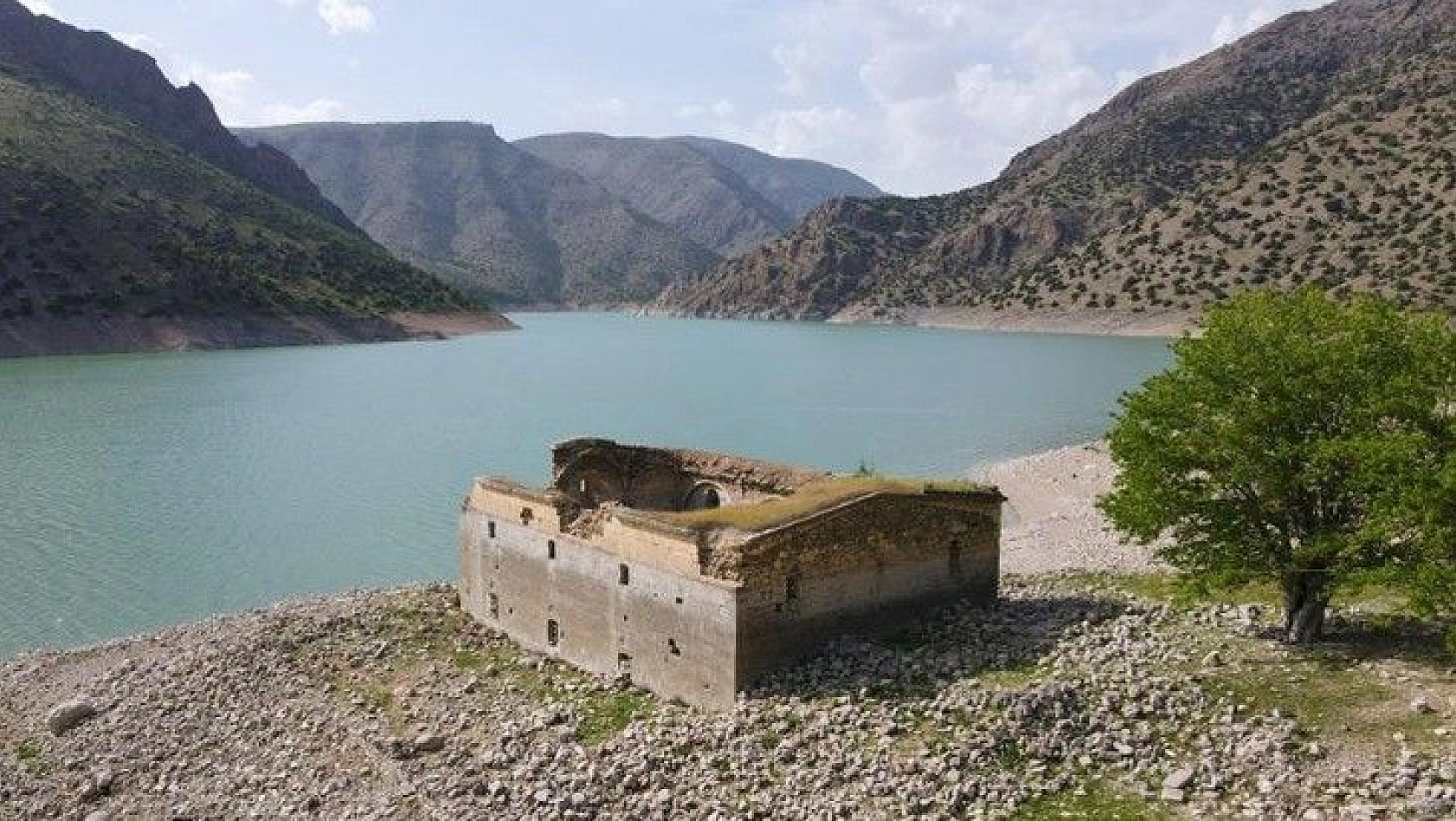 Sular çekilince, tarihi kilisenin tamamı ilk defa gün yüzüne çıktı