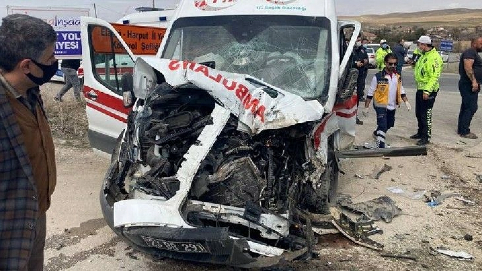 Yaralıları taşıyan ambulans, beton mikserine çaptı: 3'ü sağlıkçı 5 yaralı