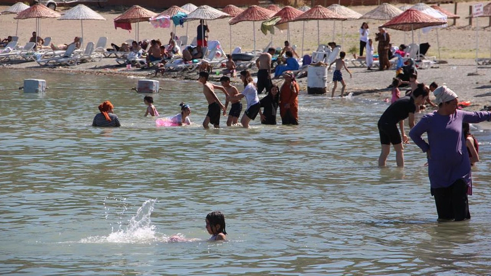 Yaz Sezonunun Son Günlerinde Hazar Gölüne Yoğun İlgi Devam Ediyor