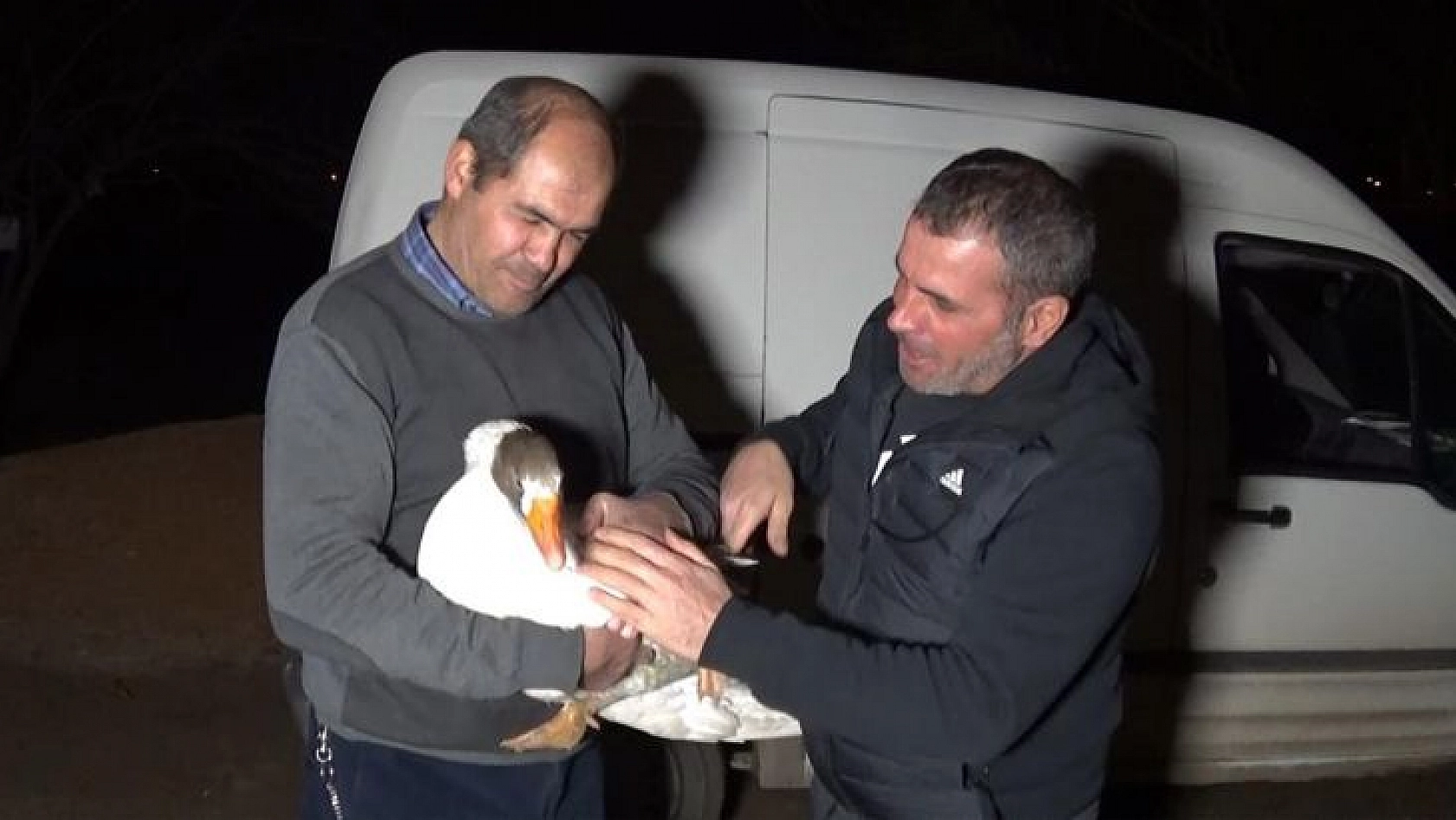 Yolda bulduğu ve 'Mamoş' ismini verdiği kazı, sahibine teslim etti