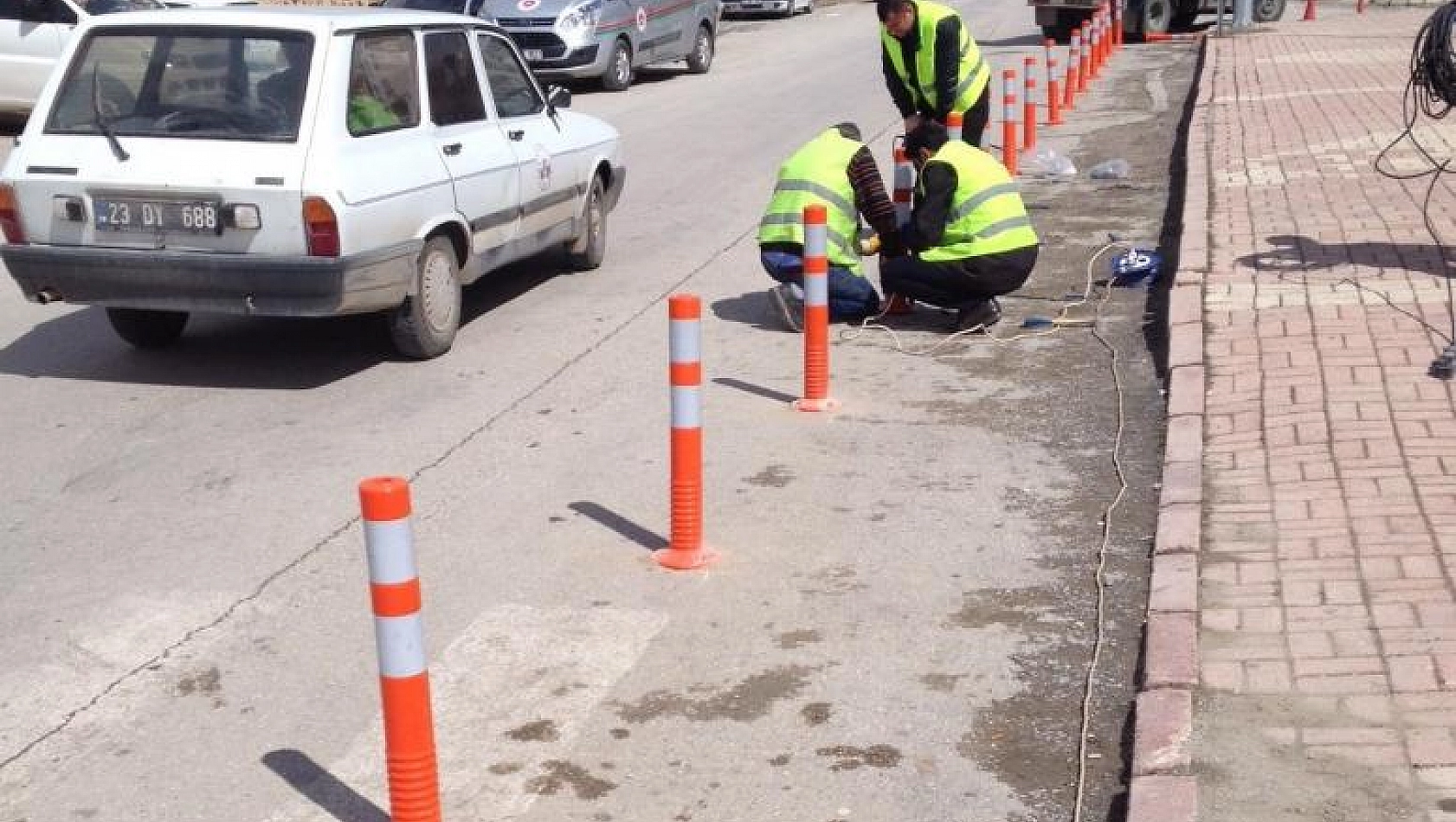 ELAZIĞ'DA DA ADLİYE ÖNÜNDE ARAÇLAR İÇİN TEDBİR ALINDI