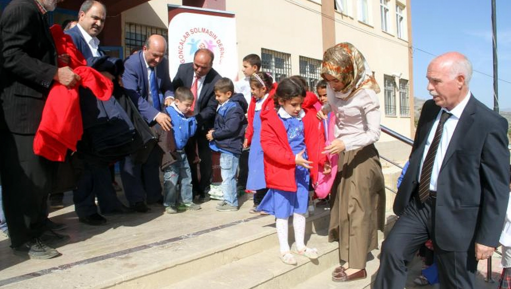 KÖY OKULU ÖĞRENCİLERİNE BOT VE KABAN YARDIMI