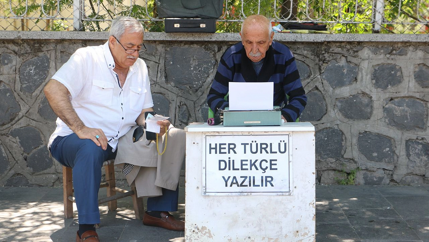 80 Yaşındaki Emekli Astsubay, 30 Yıldır Adliye Önünde Çalışıyor