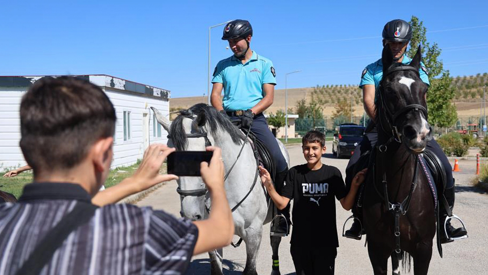 Ahıska Türkü çocuklardan atlı jandarma timine büyük ilgi