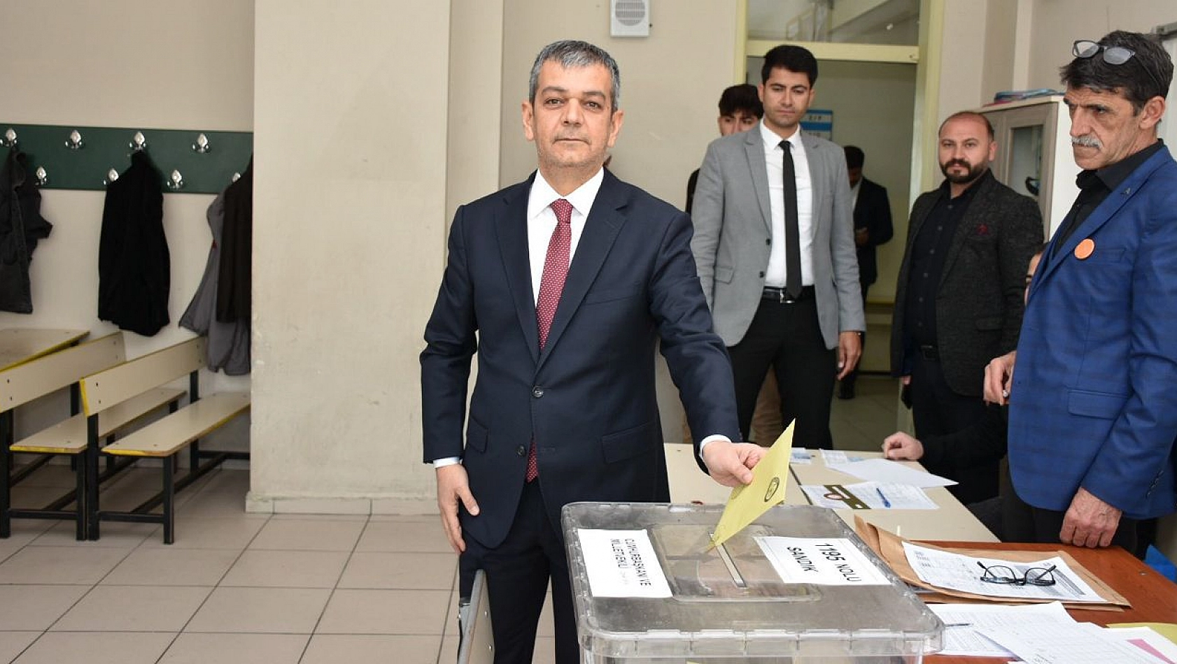 Ak Parti Milletvekili Adayı Erol Keleş, Oyunu Kullandı