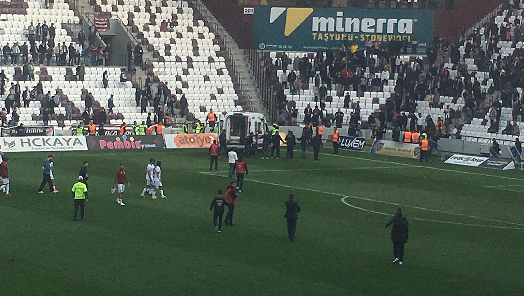 Elazığ Atatürk Stadyumu zemini zarar gördü