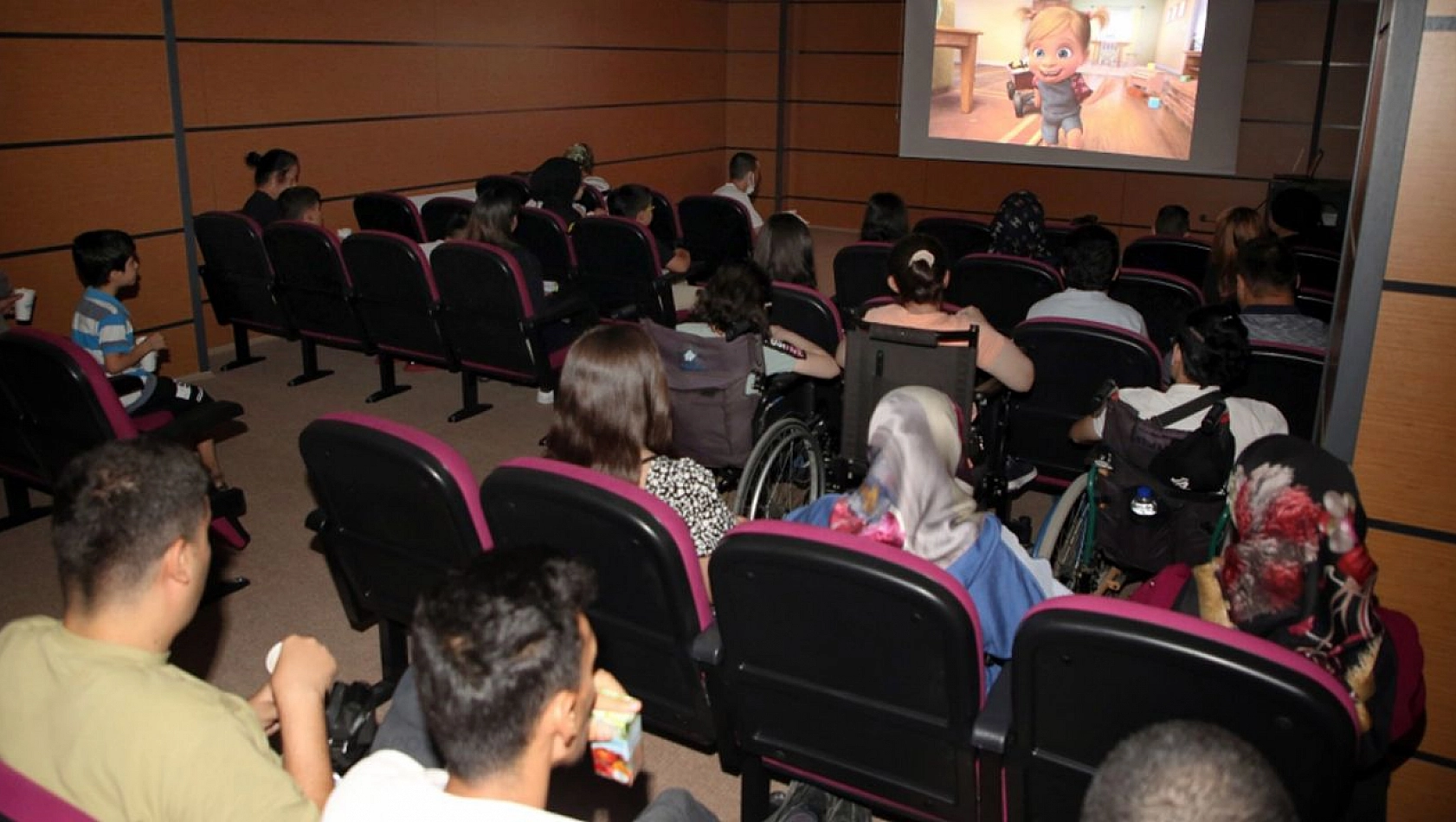 Elazığ Belediyesi'nden Engelli Çocuklara Sinema Keyfi