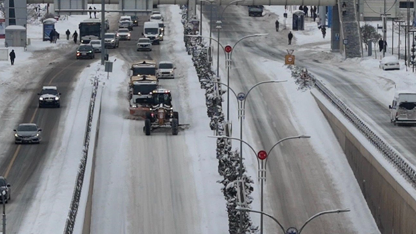 Elazığ'da belediye ekipleri, karla mücadelesini aralıksız sürdürüyor