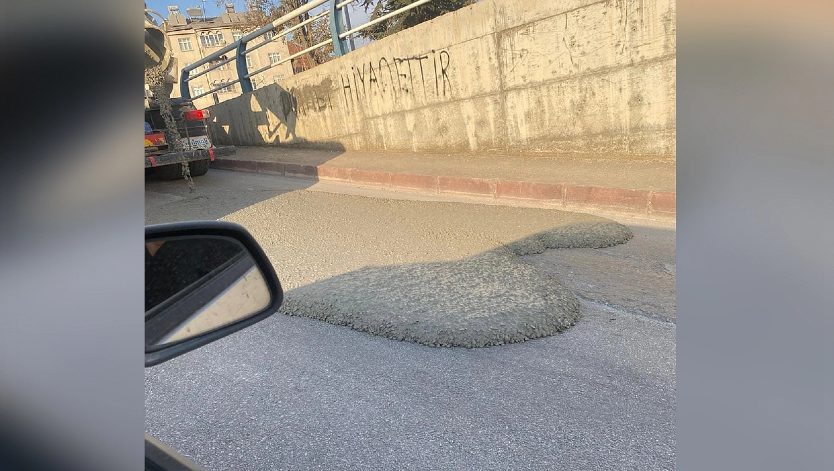 Elazığ'da beton mikseri asfalt yola beton döktü