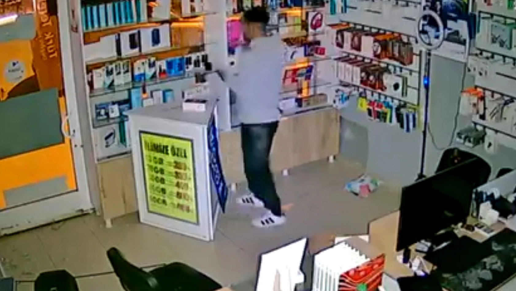 Elazığ'da cep telefonu ve tablet hırsızlığı kamerada