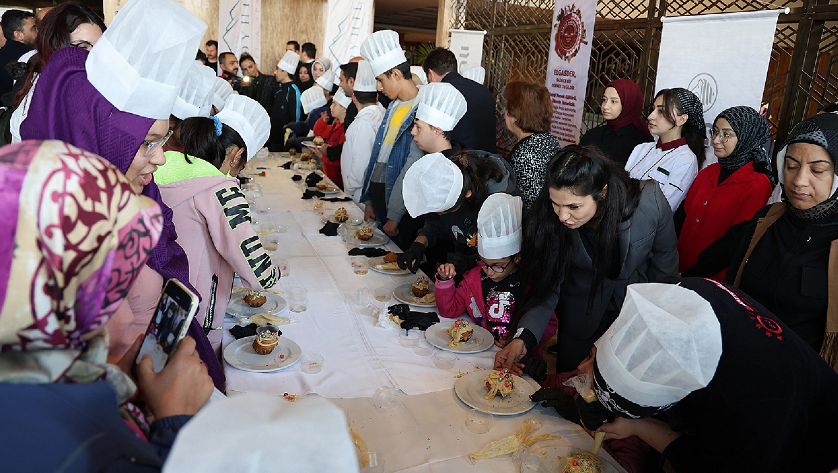 Elazığ'da engelli çocuklar pasta süsledi