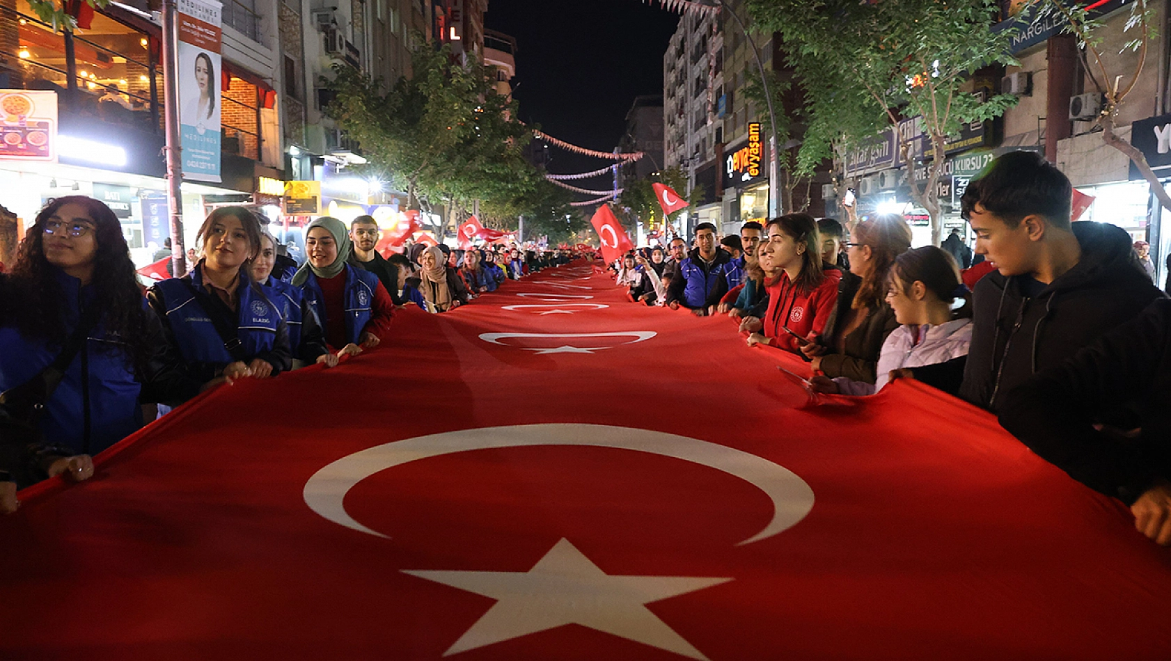 Elazığ'da fener alayı renkli görüntüler oluşturdu