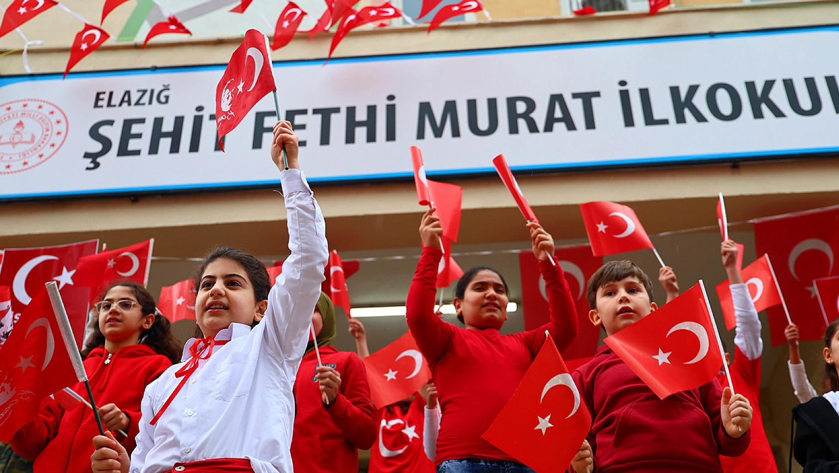 Elazığ'da ikinci dönem 'Bayrak Sevgisi' temalı törenle başladı