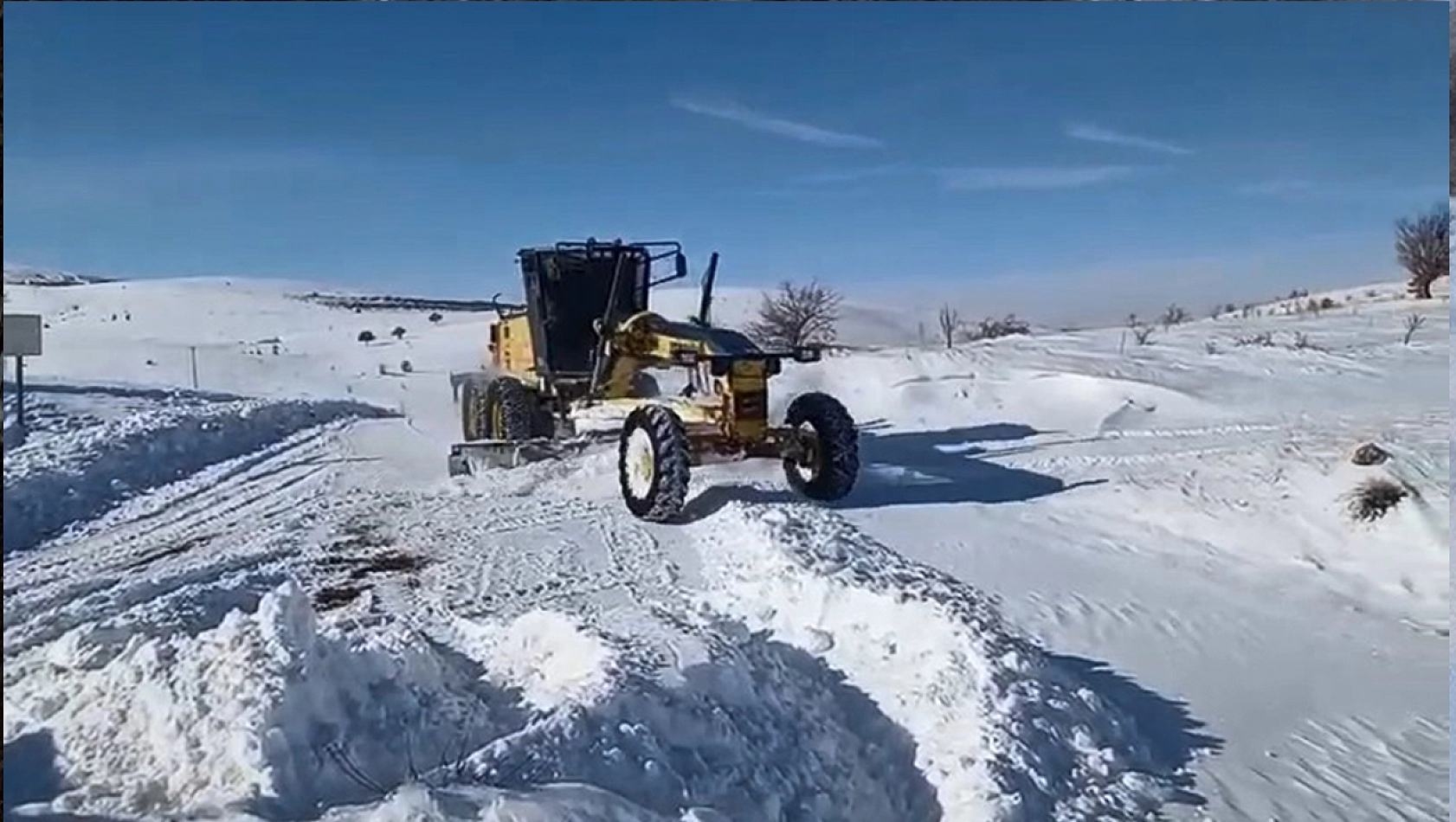 Elazığ'da kapalı köy yollarında çalışmalar sürüyor