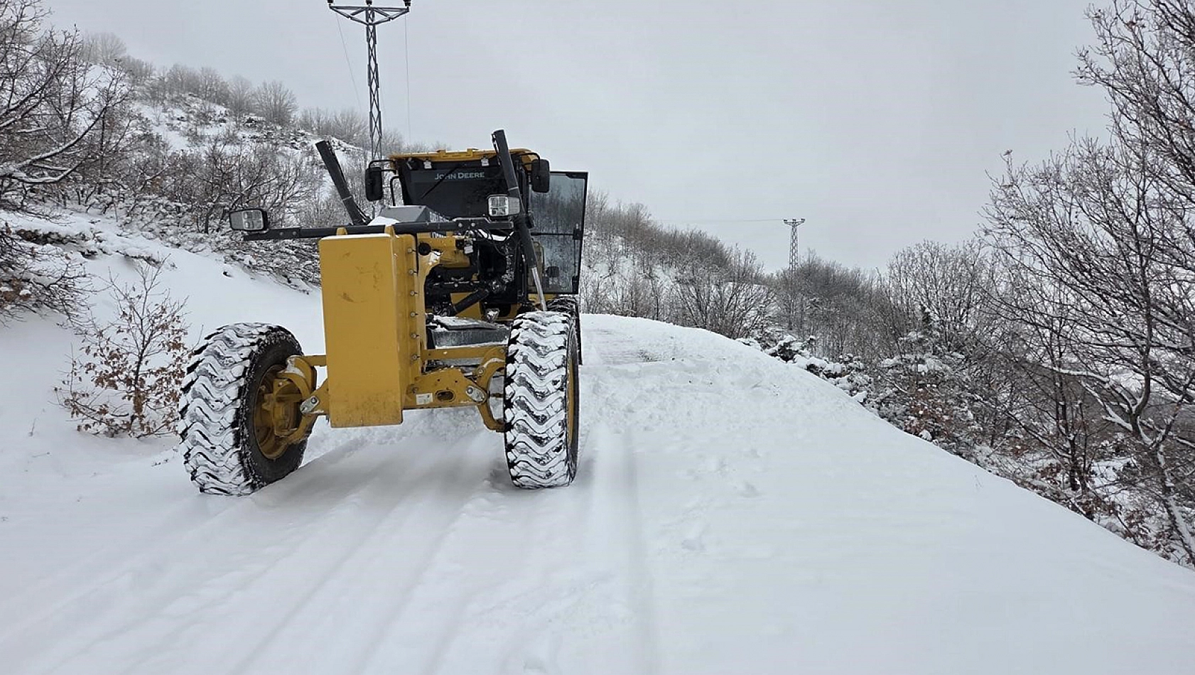 Elazığ'da kar çalışmaları sürüyor: 96 köy yolu açıldı
