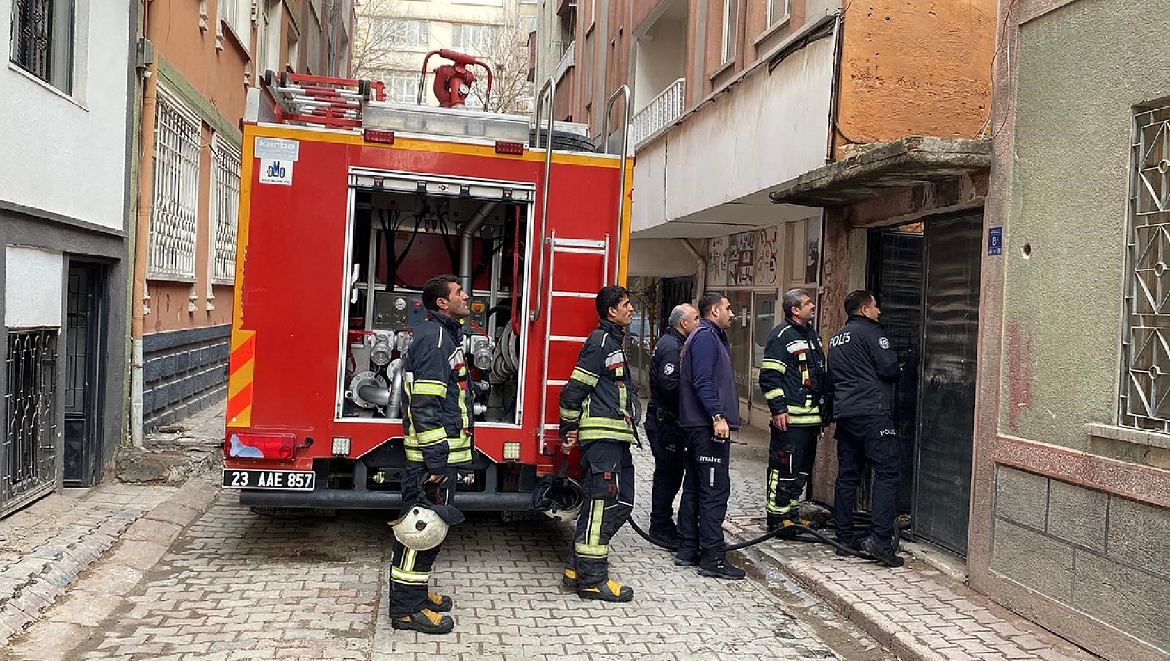 Elazığ'da metruk binada yangın