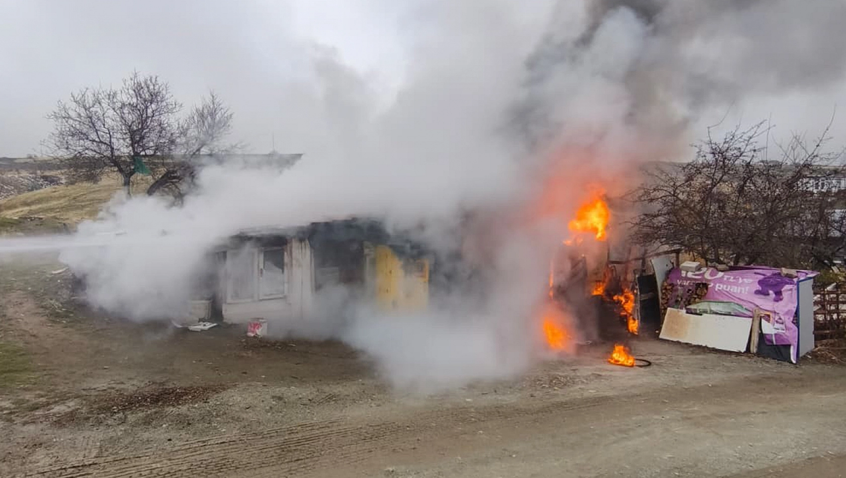 Elazığ'da odunluk deposunda çıkan yangın kısa sürede söndürüldü