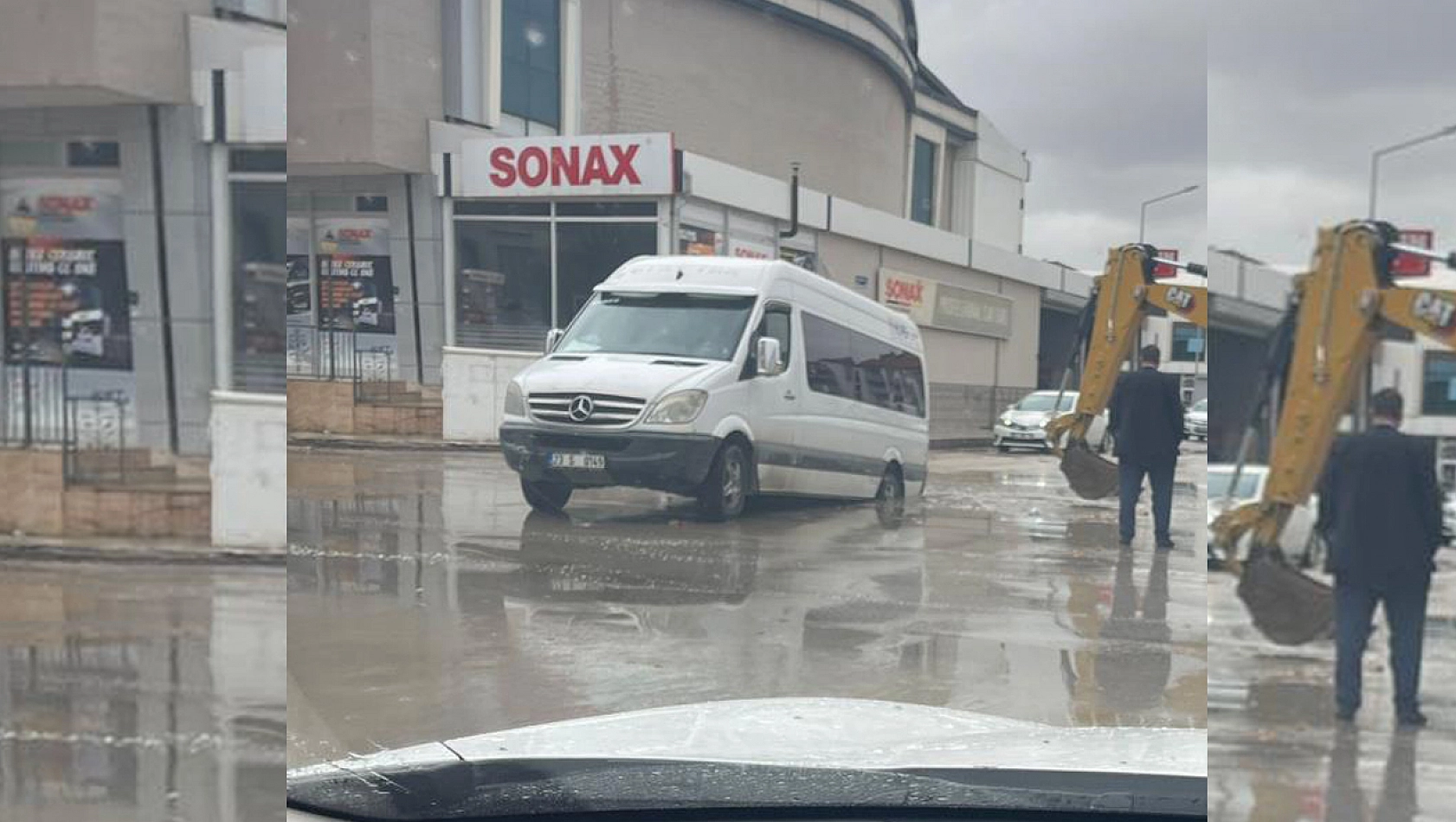 Elazığ'da Okul Servisi Çukura Düştü!