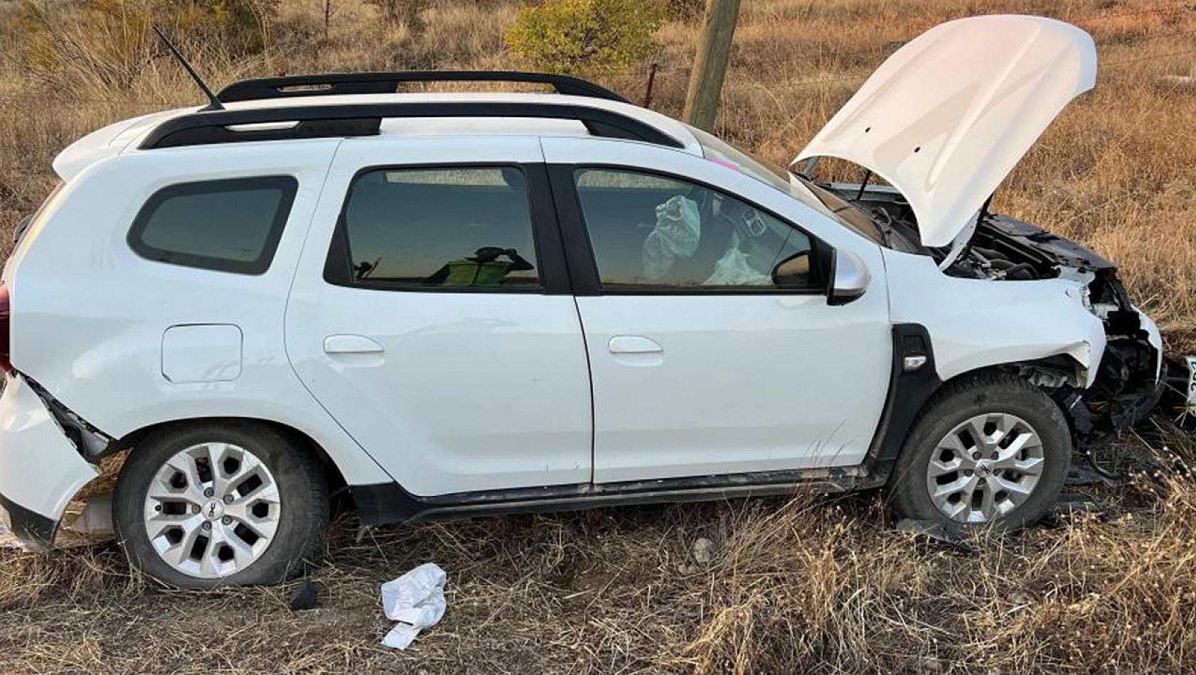 Elazığ'da otomobil şarampole yuvarlandı