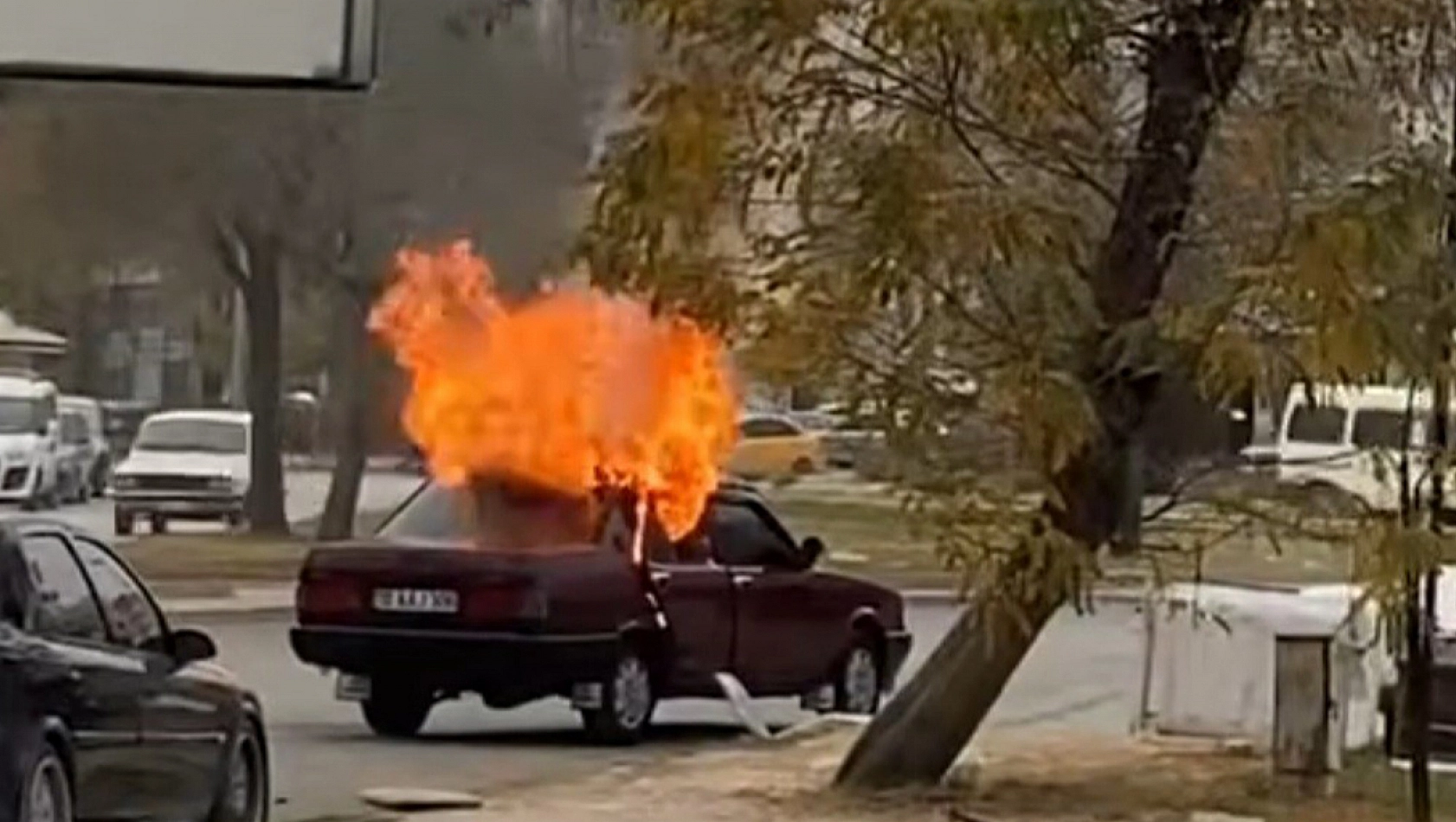 Elazığ'da seyir halindeki otomobil yandı