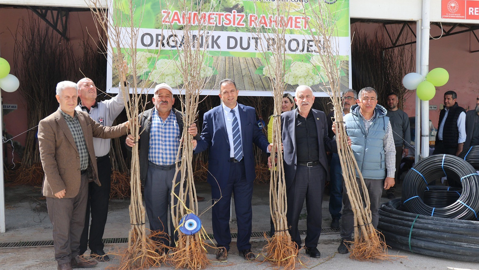 Elazığ'da üreticilere bin 400 adet dut fidanı dağıtıldı