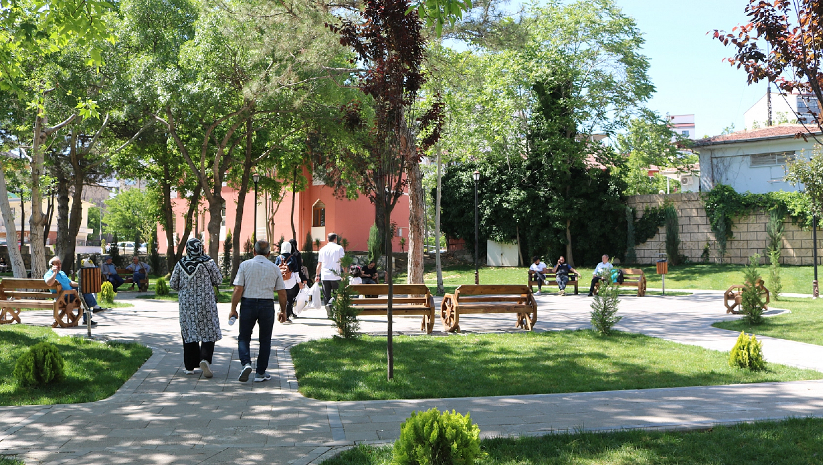 Elazığ'da Vatandaşların Serinlik Durağı